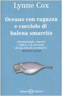 Oceano con ragazza e cucciolo di balena smarrito