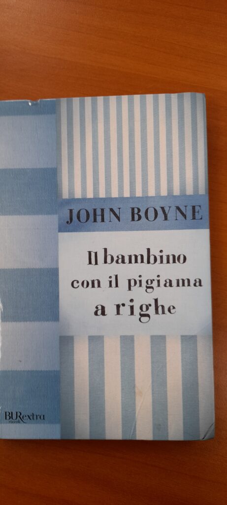 Il bambino con il pigiama a righe